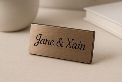 Je veux une image pour montree que on peut personnaliser une petit plaque redtangulaire avec des prenom par exemple Jane& Xain 
